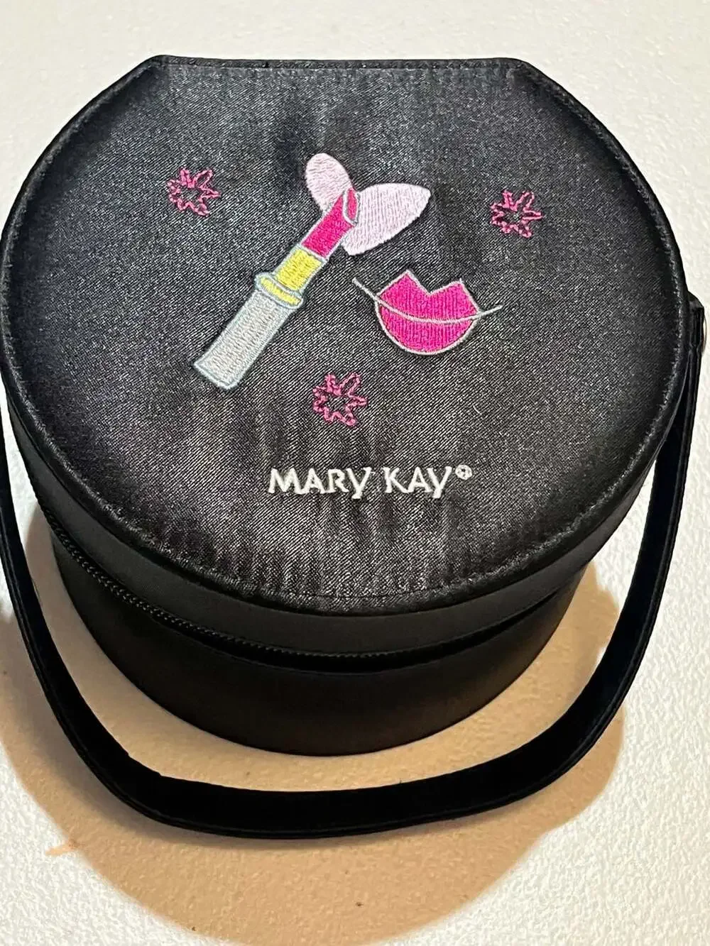 003-0033 Mary Kay Round Embroidered Cosmetics Case with Lipstick and Lips Motif